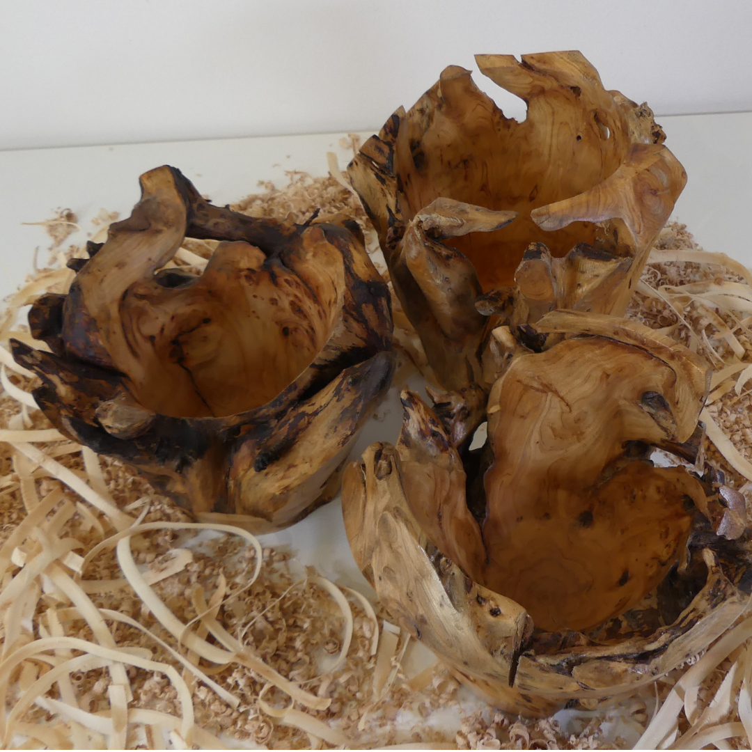 Tour, Bois et Chat. Pot tourné à la main en souche de thuya, finition huile de tung et cire. 3 pièces uniques disponibles. Fabrication artisanale en France.